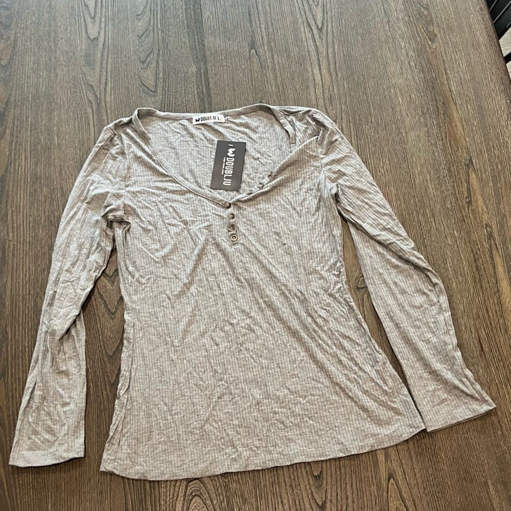 NWT Doubleju Light Gray Long Sleeve Ribbed Henley Top Size L